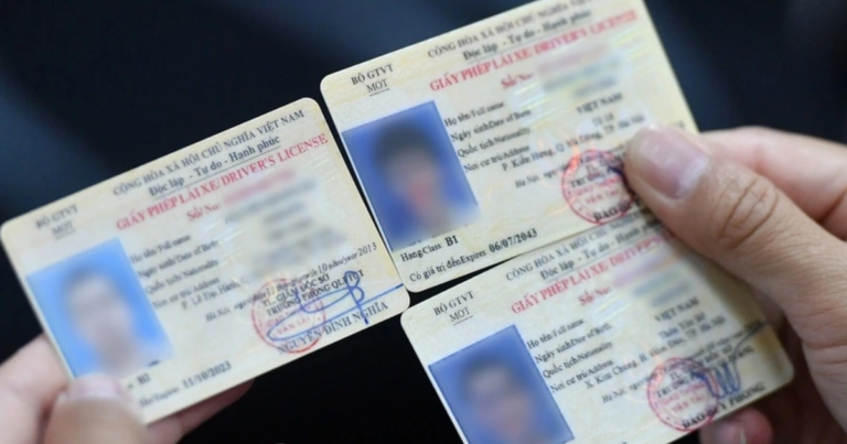 Người dân thực hiện thủ tục cấp đổi giấy phép lái xe tại cơ quan chức năng