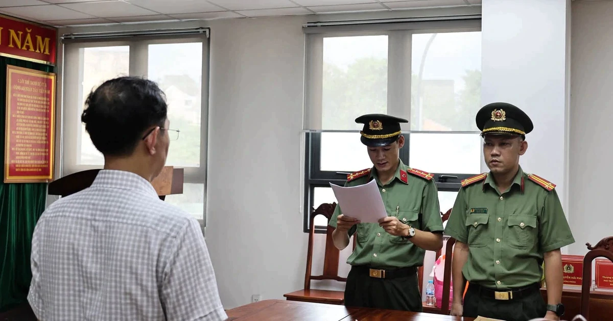 Đại diện Công ty L.A. làm việc với cơ quan công an về vụ cài đặt phần mềm trái phép