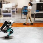 Robot hình người Digit 5 đứng trong không gian làm việc công nghiệp