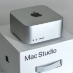 Hộp đựng Mac Studio M5 Max đặt trên bàn với thiết kế màu trắng tối giản