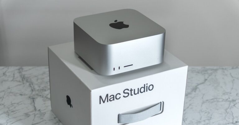 Hộp đựng Mac Studio M5 Max đặt trên bàn với thiết kế màu trắng tối giản