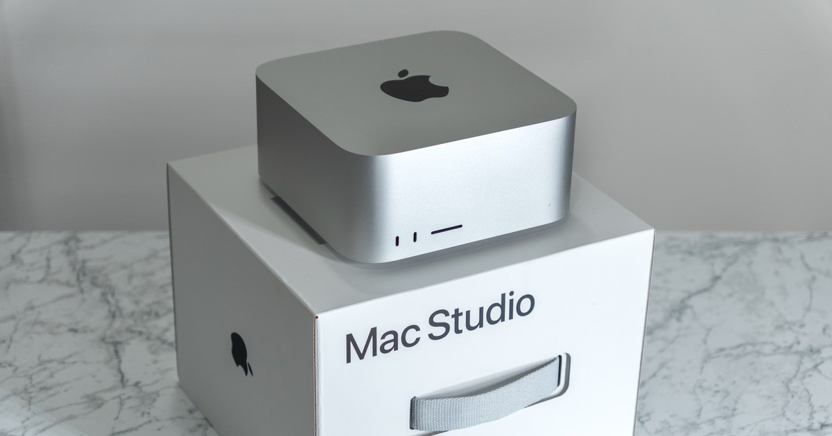 Hộp đựng Mac Studio M5 Max đặt trên bàn với thiết kế màu trắng tối giản