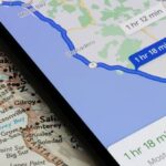 Màn hình Google Maps hiển thị nhiều tuyến đường đến điểm đích