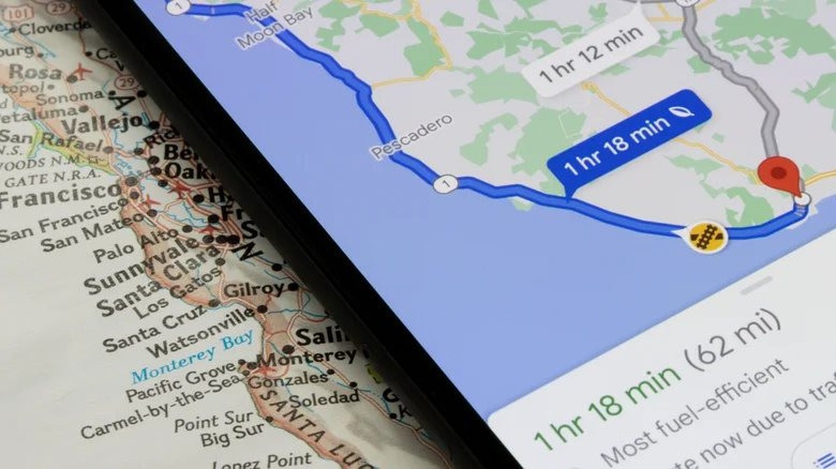 Màn hình Google Maps hiển thị nhiều tuyến đường đến điểm đích