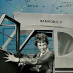 Chân dung nữ phi công Amelia Earhart trong trang phục hàng không
