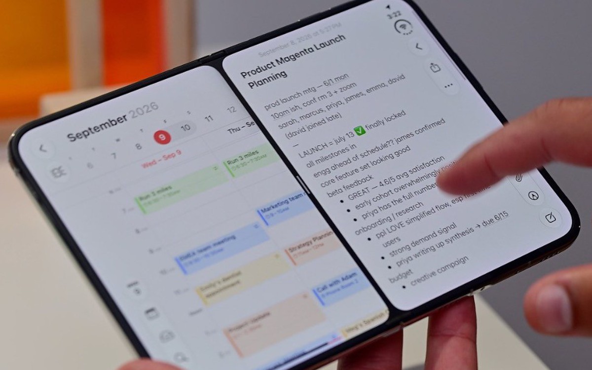 iPhone Duo mở ra với màn hình lớn dạng sổ tay