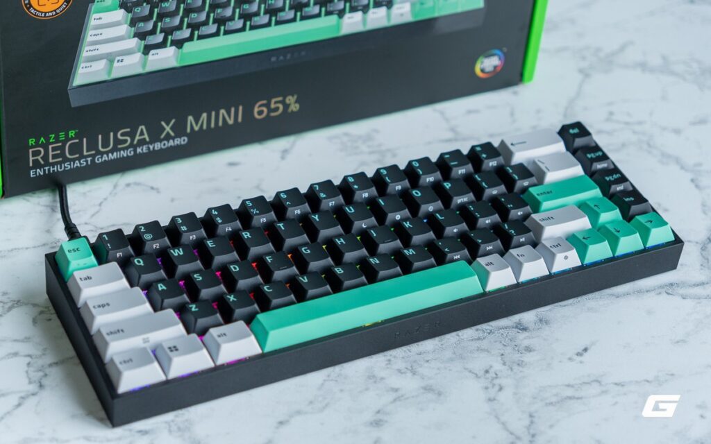 Bàn phím Razer Reclusa X Mini 65% với keycap phối màu đen, trắng và xanh lá