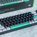 Bàn phím Razer Reclusa X Mini 65% với keycap phối màu đen, trắng và xanh lá