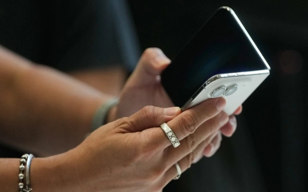 iPhone Duo được minh họa với thiết kế không có khe SIM vật lý