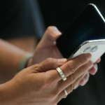 iPhone Duo được minh họa với thiết kế không có khe SIM vật lý