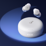 Tai nghe ngủ Anker soundcore Sleep A30 đặt cạnh hộp sạc