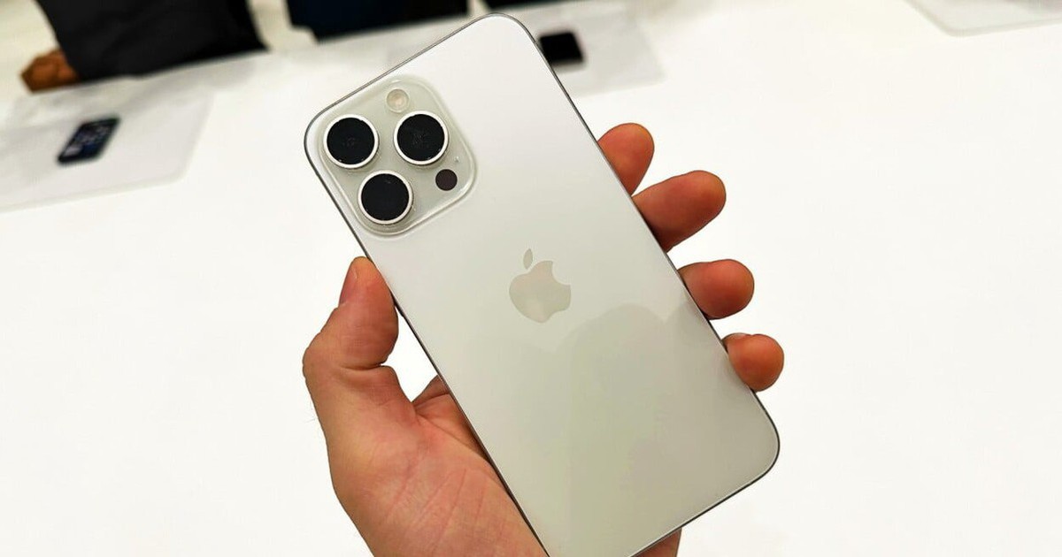 Các mẫu iPhone cũ được đặt cạnh nhau sau đợt điều chỉnh giá
