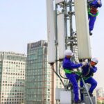 Điện thoại hiển thị kết nối 5G trong khu vực đô thị