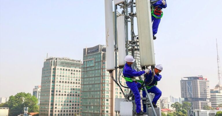 Điện thoại hiển thị kết nối 5G trong khu vực đô thị