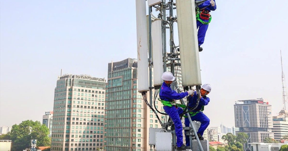 Điện thoại hiển thị kết nối 5G trong khu vực đô thị