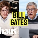 Bill Gates chuẩn bị một chiếc túi vải chứa nhiều sách cho chuyến đi