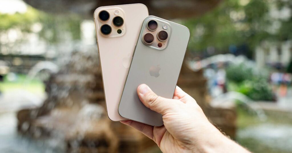 Một chiếc iPhone đặt trên nền tối, minh họa cho vụ dàn xếp liên quan đến các tính năng Siri