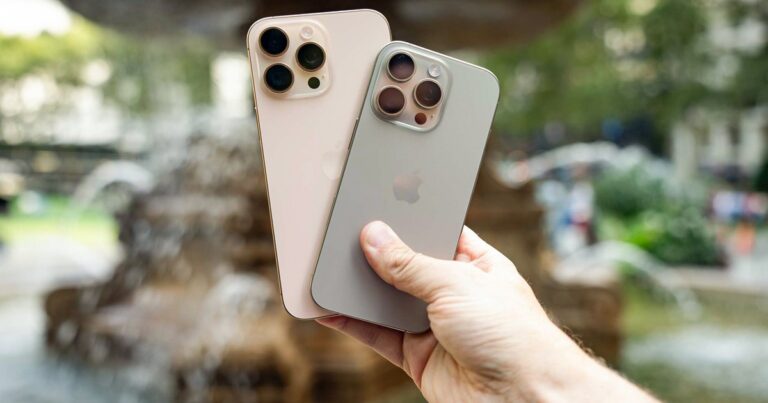 Một chiếc iPhone đặt trên nền tối, minh họa cho vụ dàn xếp liên quan đến các tính năng Siri