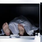 Cụ bà cao tuổi nằm nghỉ tại nhà trong những ngày cuối đời