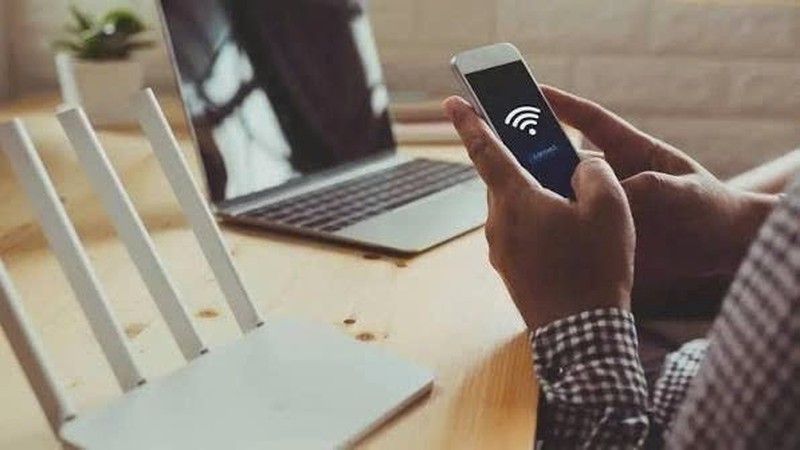 Người dùng kiểm tra cài đặt WiFi trên màn hình điện thoại