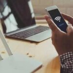 Điện thoại hiển thị danh sách các mạng WiFi xung quanh tại nơi công cộng