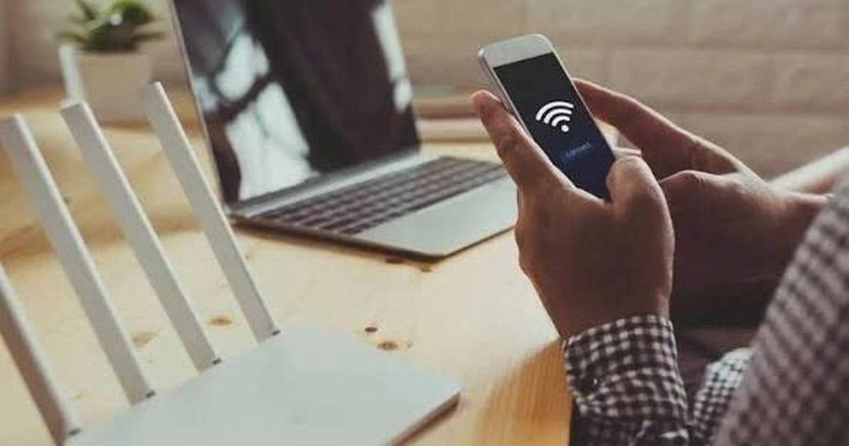 Điện thoại hiển thị danh sách các mạng WiFi xung quanh tại nơi công cộng