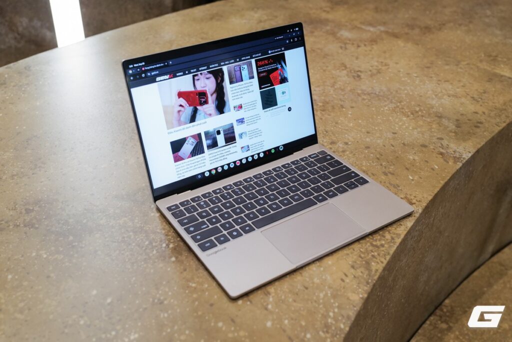 Laptop Dell XPS Googlebook đặt trên bàn, thể hiện thiết kế mỏng nhẹ bằng nhôm
