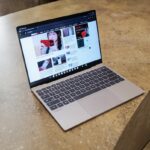 Laptop Dell XPS Googlebook đặt trên bàn, thể hiện thiết kế mỏng nhẹ bằng nhôm