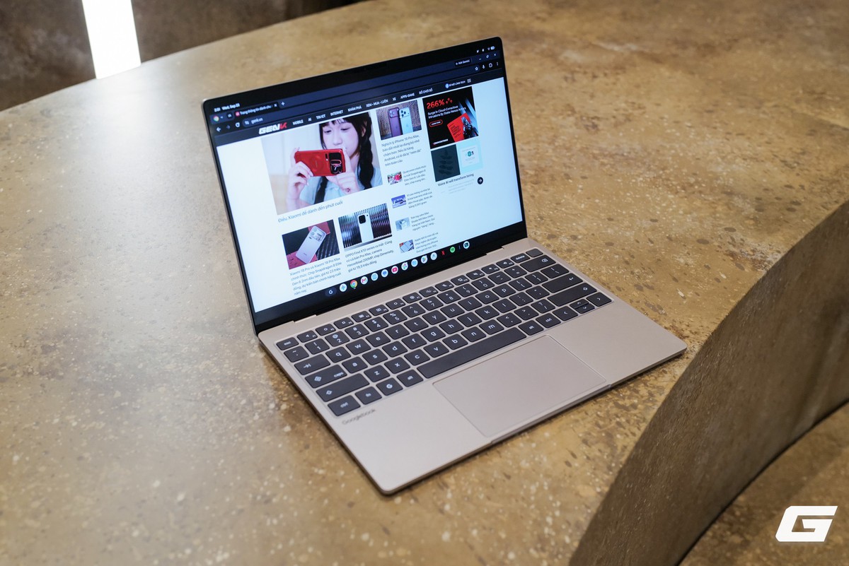 Laptop Dell XPS Googlebook đặt trên bàn, thể hiện thiết kế mỏng nhẹ bằng nhôm
