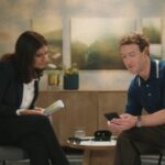 Mark Zuckerberg cầm một chiếc điện thoại Samsung trong buổi phỏng vấn