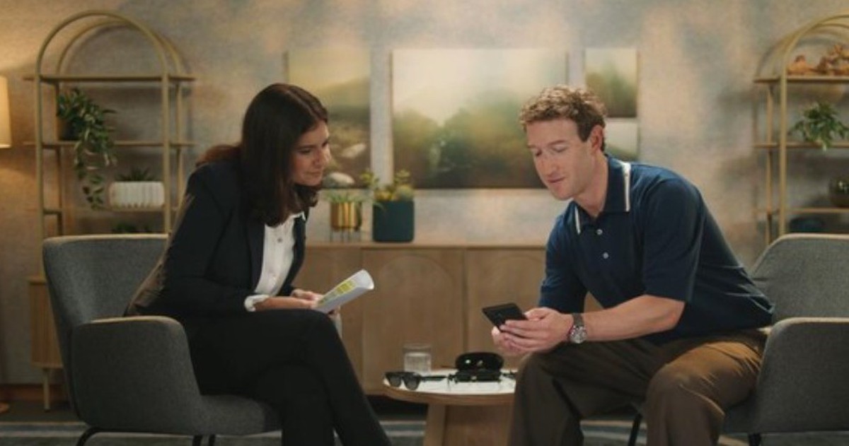 Mark Zuckerberg cầm một chiếc điện thoại Samsung trong buổi phỏng vấn
