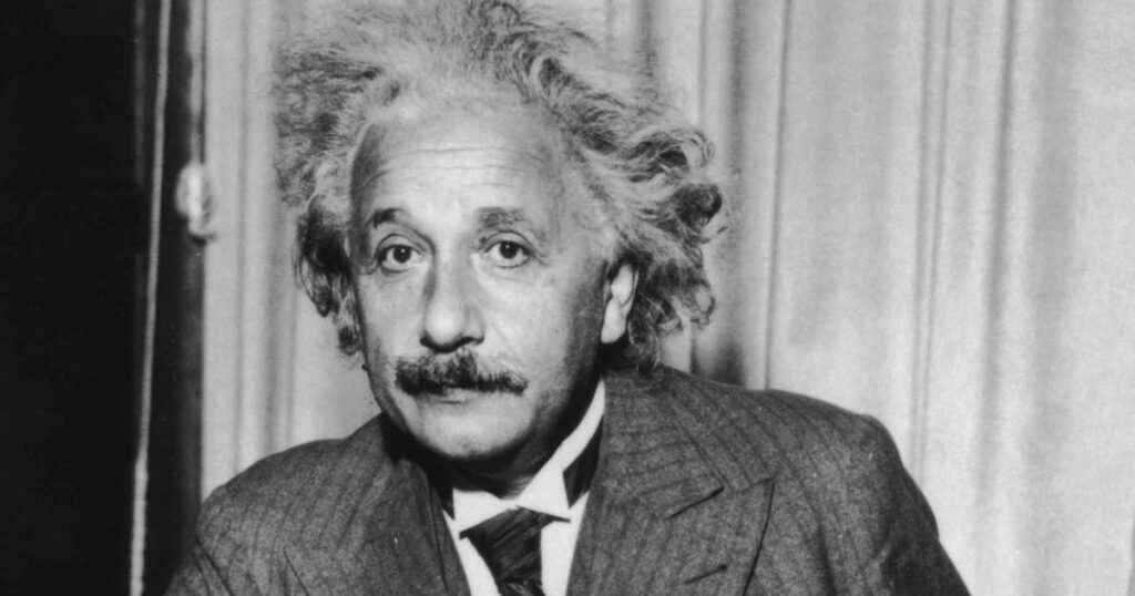 Chân dung Albert Einstein với mái tóc bạc đặc trưng