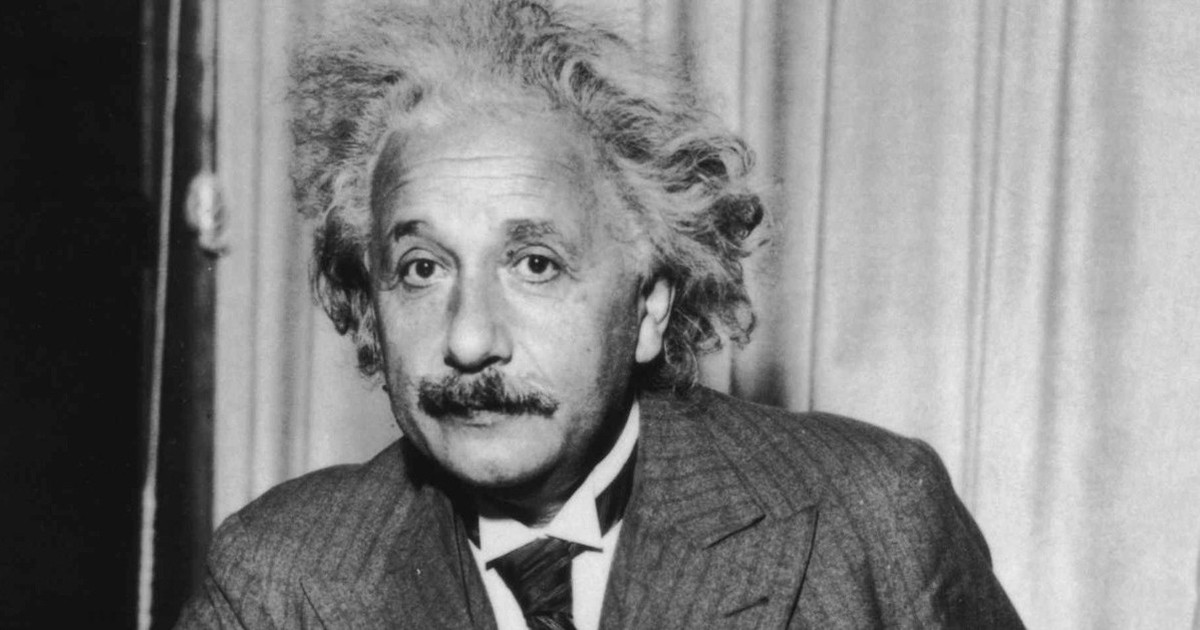 Chân dung Albert Einstein với mái tóc bạc đặc trưng