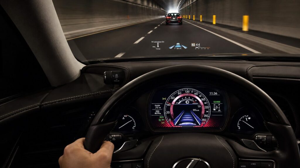 Camera giám sát người lái được đặt trong khoang cabin của ô tô Lexus