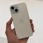 Mặt trước iPhone 15 hiển thị Dynamic Island trên nền sáng
