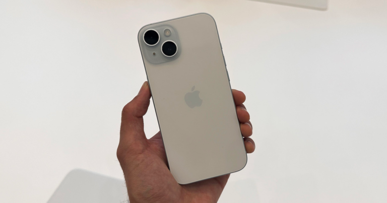 Mặt trước iPhone 15 hiển thị Dynamic Island trên nền sáng