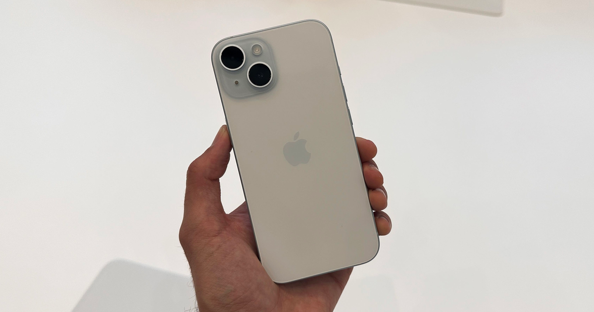 Mặt trước iPhone 15 hiển thị Dynamic Island trên nền sáng