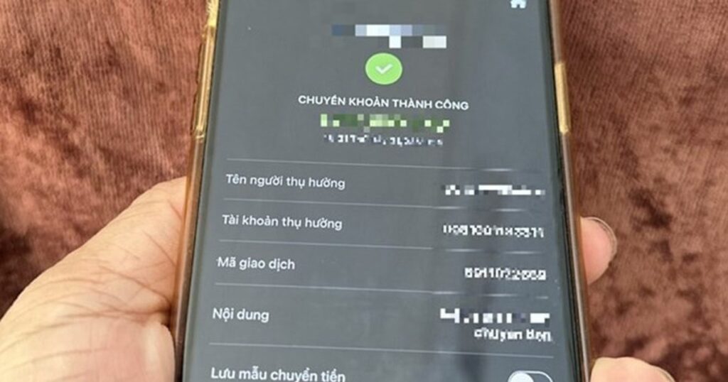 Cán bộ công an làm việc với những người được xác minh trong vụ án