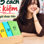 Gia đình ngồi cùng nhau xem xét kế hoạch chi tiêu trong tháng
