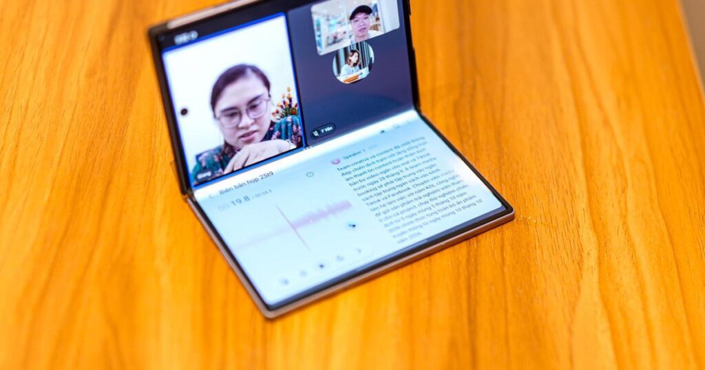 Galaxy Z Fold8 đặt trên bàn với cuộc gọi video ở màn hình trên và ứng dụng ghi âm ở màn hình dưới