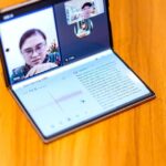 Galaxy Z Fold8 đặt trên bàn với cuộc gọi video ở màn hình trên và ứng dụng ghi âm ở màn hình dưới