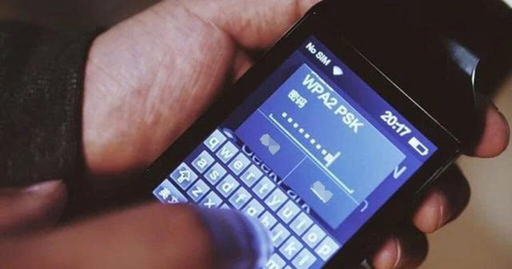 Người dùng truy cập WiFi tại một địa điểm công cộng như quán cà phê