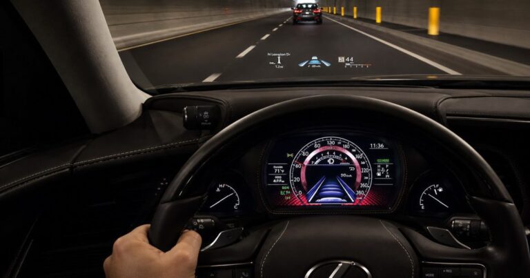 Màn hình trong cabin Lexus hiển thị cảnh báo liên quan đến trạng thái mắt của người lái