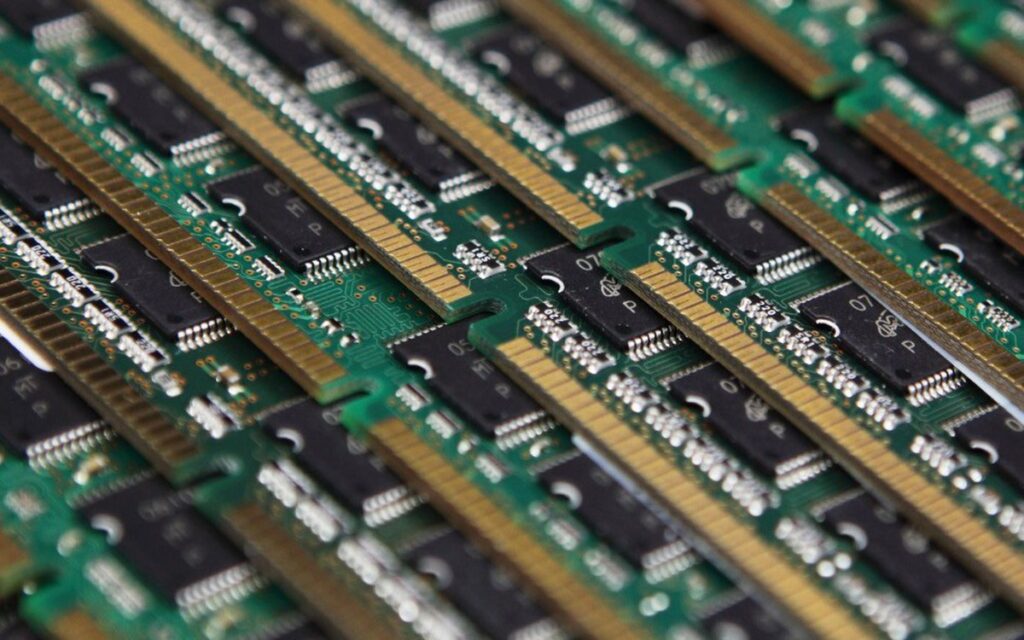 Các module RAM DDR5 SO-DIMM dành cho laptop được đặt cạnh nhau