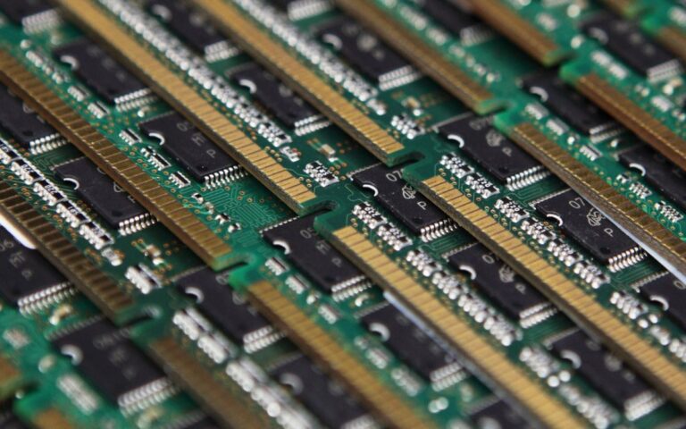 Các module RAM DDR5 SO-DIMM dành cho laptop được đặt cạnh nhau