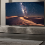 Samsung Micro RGB R95H hiển thị hình ảnh trên màn hình lớn trong phòng khách