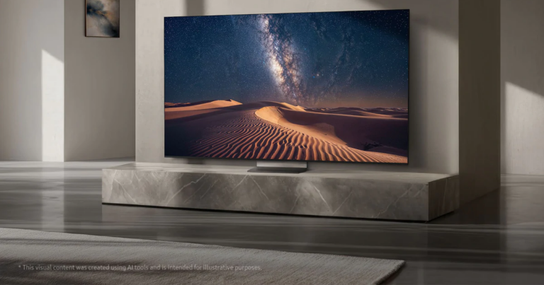 Samsung Micro RGB R95H hiển thị hình ảnh trên màn hình lớn trong phòng khách