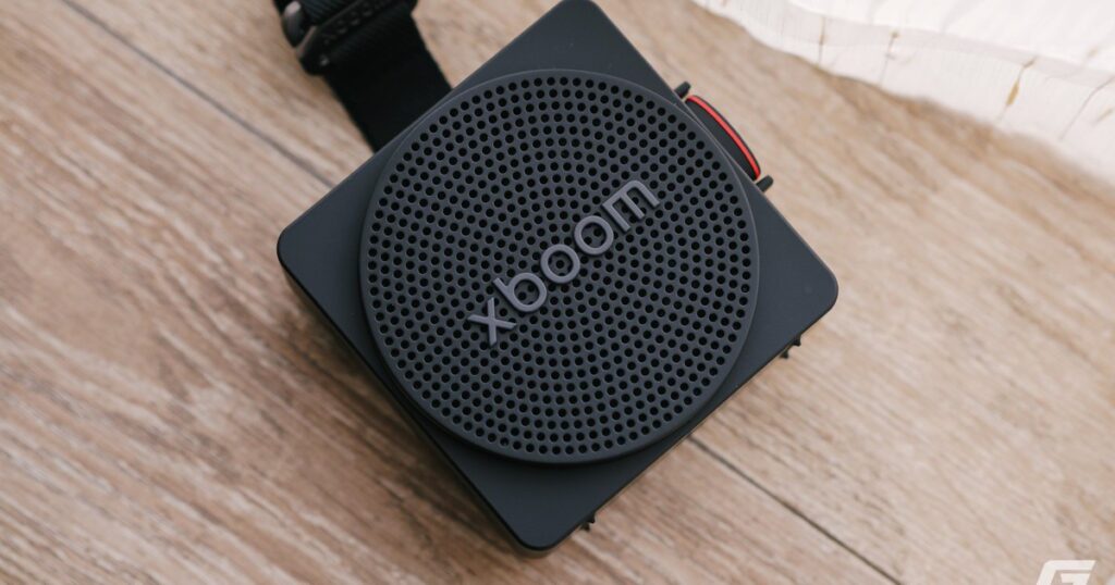 Hộp đựng LG xboom Mini với hai tông màu trắng và hồng