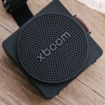 Hộp đựng LG xboom Mini với hai tông màu trắng và hồng