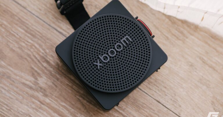 Hộp đựng LG xboom Mini với hai tông màu trắng và hồng